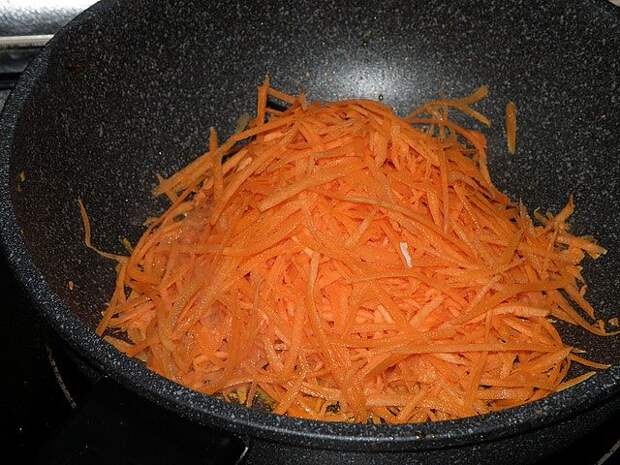 Морковь натереть на терке и обжарить на растительном масле. пошаговое фото этапа приготовления салата с грибами и курицей