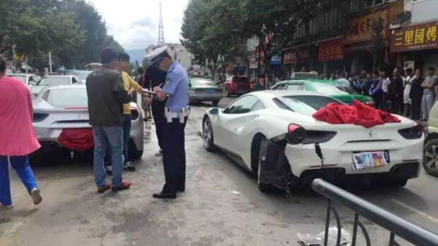 В Китае суперкар Ferrari 488 GTB врезался в другой Ferrari 488 GTB