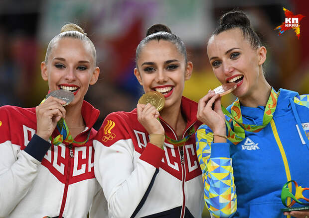 Спортсмены России и Украины, которые обнимали и поздравляли друг друга Фото: REUTERS