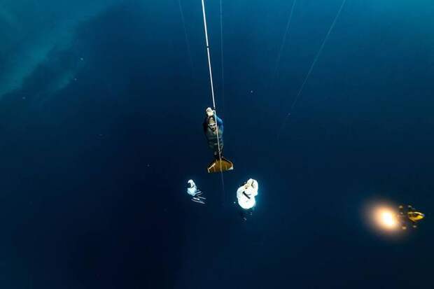 Голубая дыра на Багамах, куда погружаются дайверы, чтобы испытать свою храбрость