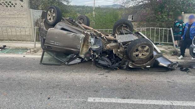 Под Симферополем столкнулись «Нива» и автобус: пострадали два человека