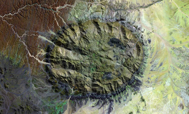 Массив Бранднберг, Намибия. На стенах этой гранитной горы были обнаружены рисунки 3500-летней давности.