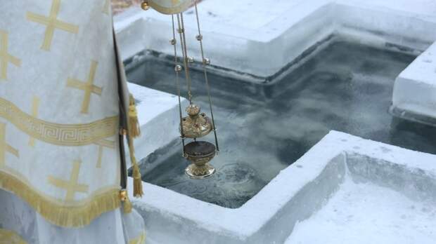 В РПЦ пояснили, считается ли вода из крана святой на Крещение