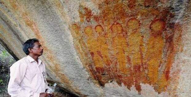 Древние индийцы рисовали на скалах инопланетян и космические корабли