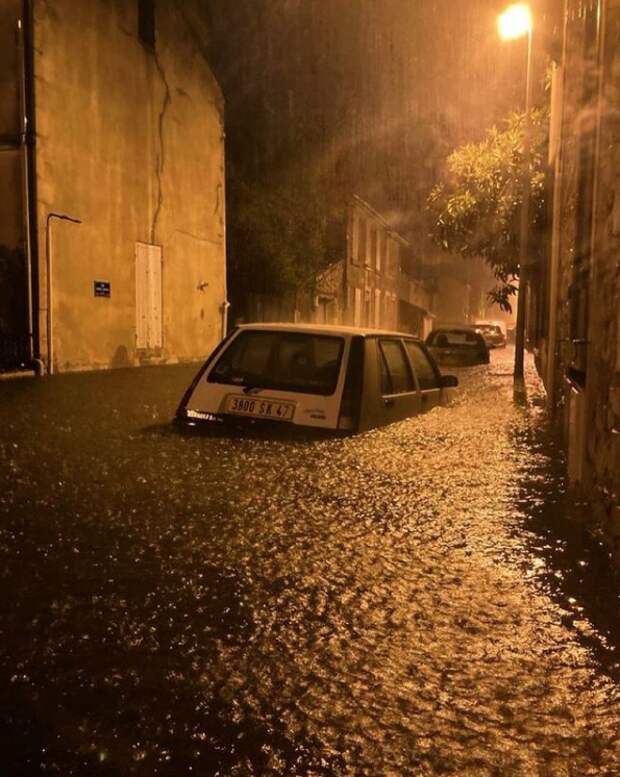 Франция ушла под воду: местные жители показали, как дожди  топят города