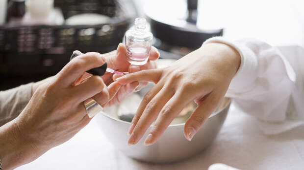 Юрист Русяев: клиент имеет право не платить за некачественный маникюр