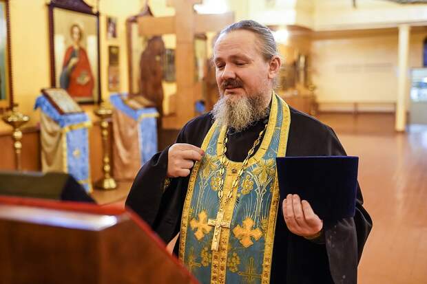 Отец Михаил советует всем больше молиться Фото: Светлана МАКОВЕЕВА