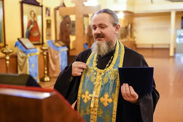 Отец Михаил советует всем больше молиться Фото: Светлана МАКОВЕЕВА