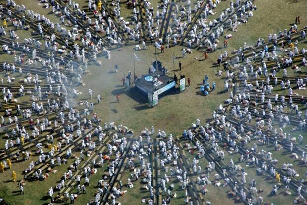 Групповое фото: 24 странно-прекрасные фотографии безумных толп людей