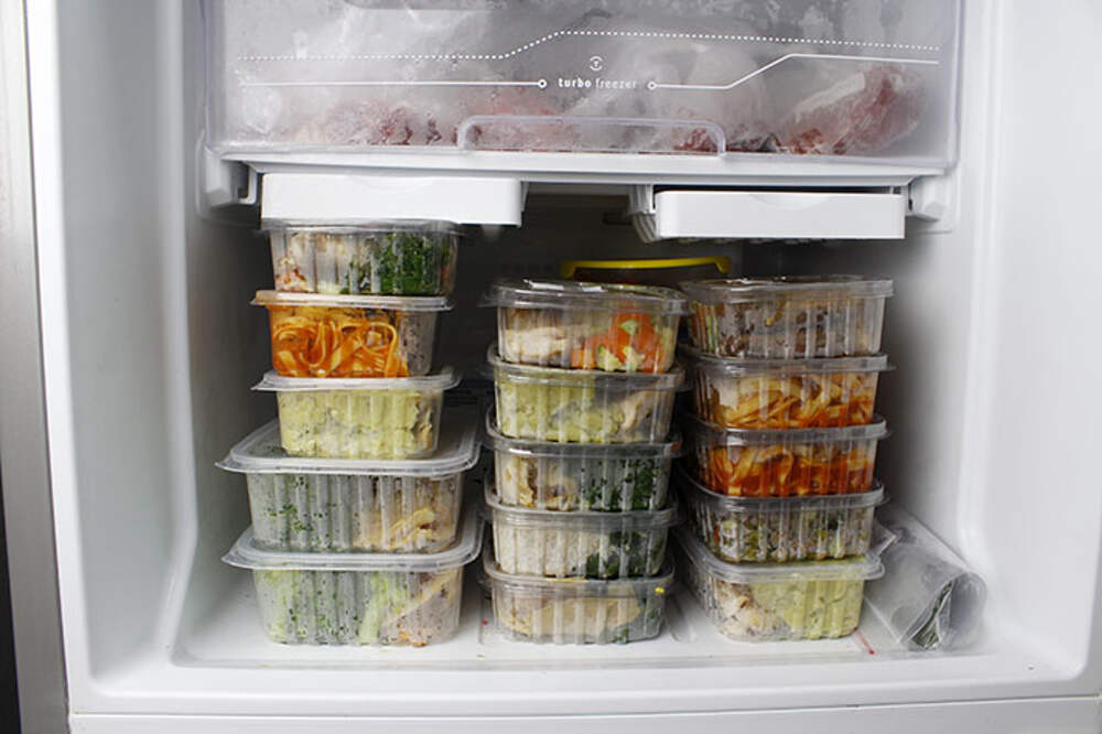 Хранение готовой пищи. Контейнеры для морозилки. Заготовки в морозилку овощи. Хранение продуктов. Продукты в морозилке.