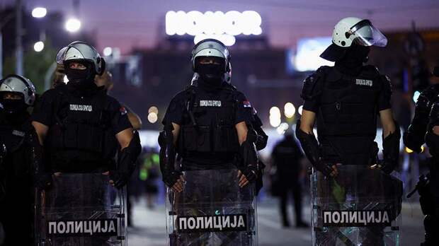 Полицейский пострадал при нападении протестующих на правоохранителей в Сербии