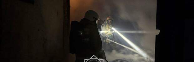 В Алматы потушили пожар в административном здании по улице Макатаева