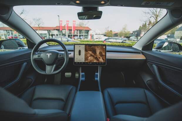 _тесла_закон-1024x683 Автопилот на заметке: Tesla и другие автопромышленники обязаны сообщать об авариях с искусственным управлением