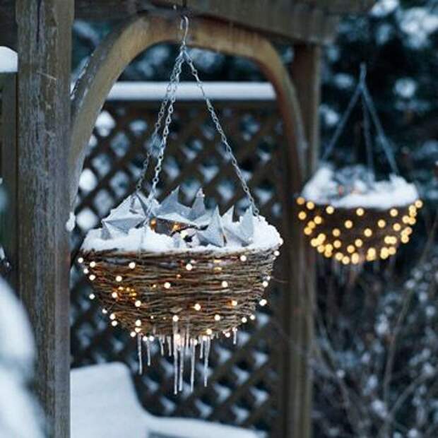 Lighted Outdoor #Christmas #Baskets