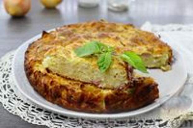Фото к рецепту: Луковая запеканка с сыром и сосисками