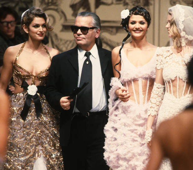 Синди Кроуфорд, Хелена Кристенсен и Клаудия Шиффер с Карлом Лагерфельдом, Chanel Haute Couture, 1993