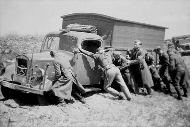 4. Mercedes-Benz. Дороги войны..jpeg