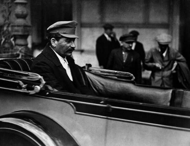 Сталин в автомобиле у Большого театра. 1926 год