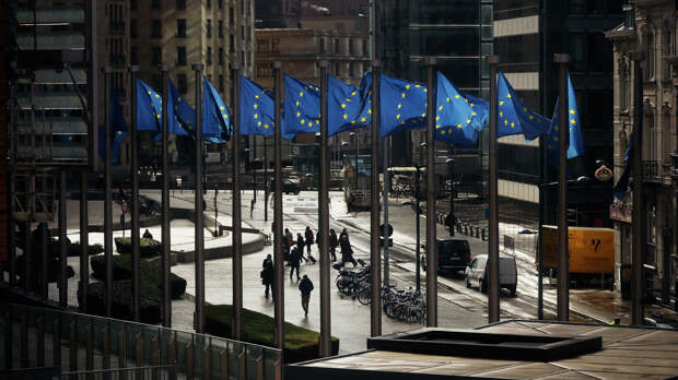 Флаги Евросоюза у здания Европейской комиссии в Брюсселе - РИА Новости, 1920, 18.07.2021