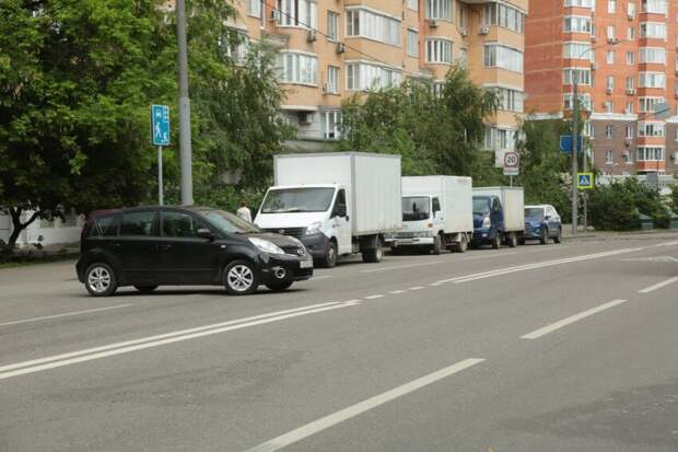 Припаркованные в Ховрине грузовики создают опасность