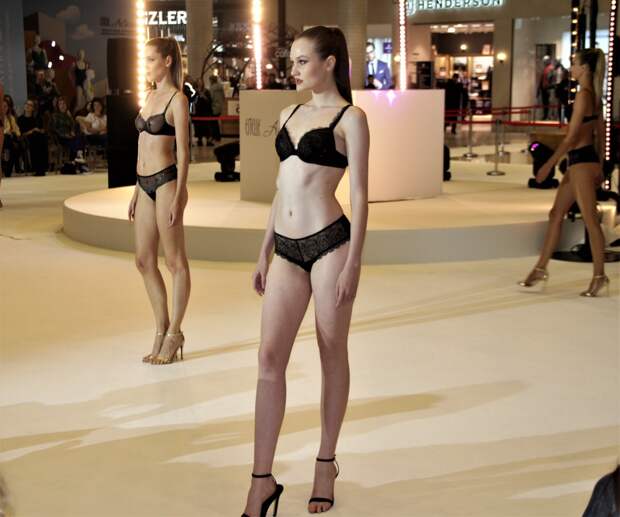 В  салоне Estelle A-store состоялось праздничное открытие первого в России корнера французского бренда белья Simone Perele.