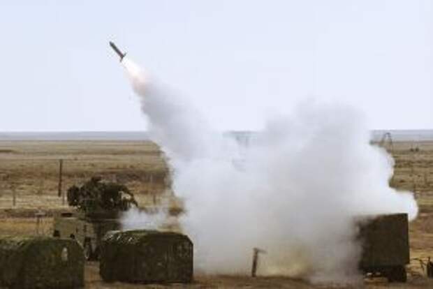 На фото: запуск ракеты с боевой машины зенитно-ракетного комплекса "ОсаАКМ" на российском полигоне "Эмба-5" в Актюбинской области, Казахстан, 1996 год
