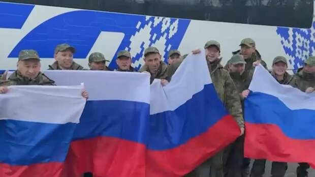 Опубликованы первые кадры с вернувшимися при обмене с Киевом бойцами ВС России