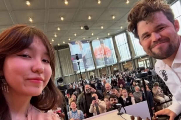 Карлсен пожаловался судье после селфи с шахматисткой Нурман из Казахстана