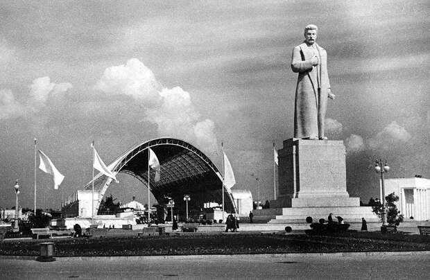 Pamyatnik-Stalinu-na-VSHV-nyne-VDNH-1947-god..jpg