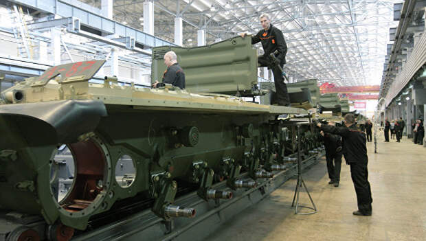 Рабочие Уралвагонзавода осуществляют сборку танков в производственном цехе. Архивное фото