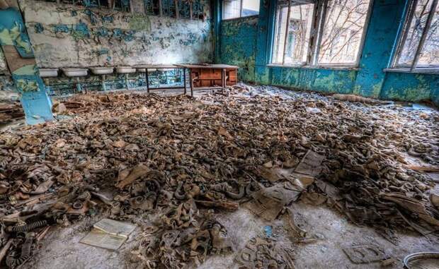 Комната с брошенными противогазами Чернобыль, чернобыльская катастрофа