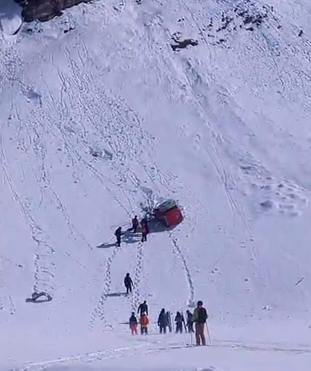 На курорте Титлис в Швейцарии кабина канатки рухнула на горный склон