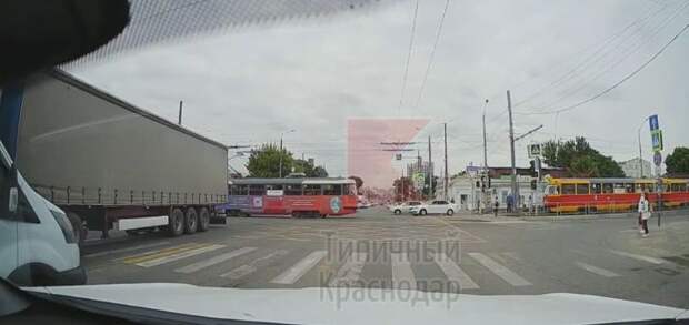 В Краснодаре трамвай чуть не протаранил легковой автомобиль