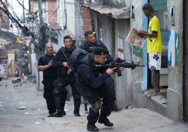 Вообще, местные жители уже давно привыкли к обилию оружия и перестрелкам бразилия, олимпиада, прикол, рио2016, юмор