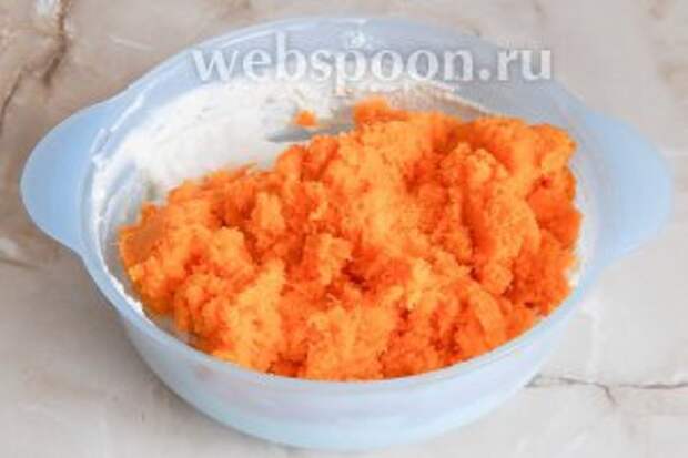 Теперь добавляем к творожной массе морковную.