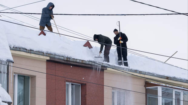 Управляющие компании не успевают за зимой: как дворы превращаются в зону риска