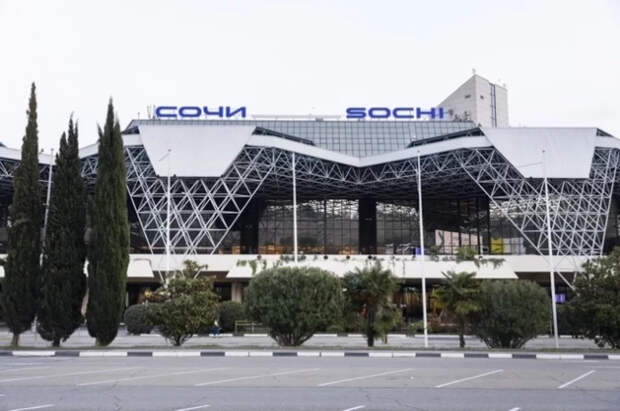 В аэропорту Сочи из-за ограничений задержаны более 100 рейсов