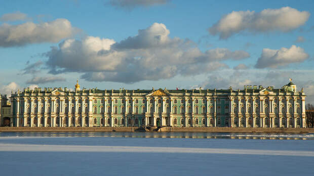 Посетитель повредил статую императрицы Александры Федоровны в Эрмитаже