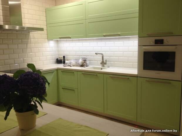 Дизайн и ремонт зеленой кухни 9 кв.м с фасадами из массива