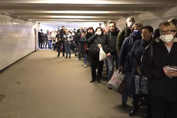 В московском метро образовались очереди из-за проверки пропусков