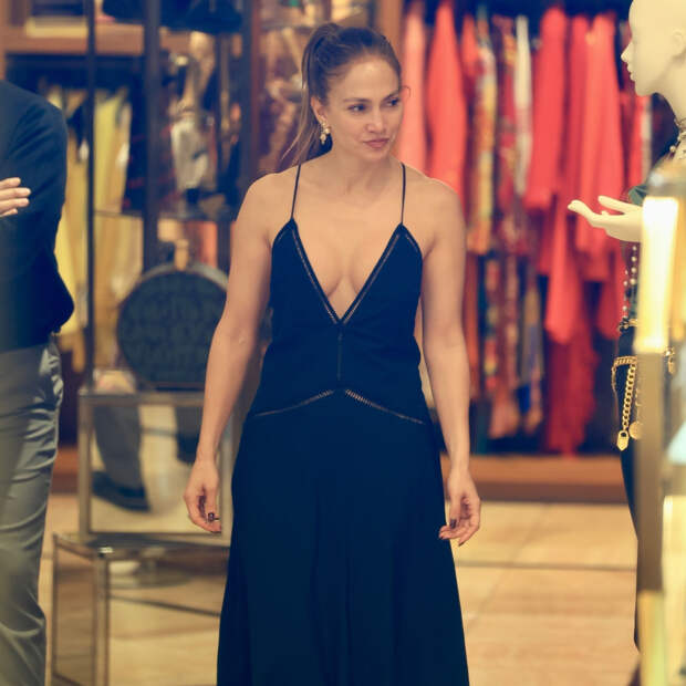 Папарацци сняли 56-летнюю Дженнифер Лопес в платье с глубоким декольте во время шопинга