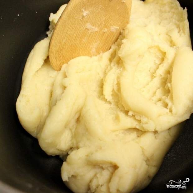 2. Мешайте тесто деревянной ложкой, пока не сформируется комок. Отложите до остывания на минут 7-9.