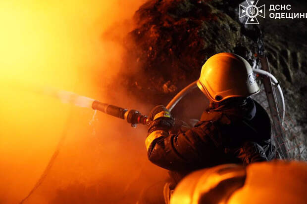 В Одесской области после прилетов произошел пожар на объекте энергетики