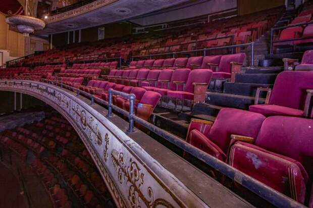 Некогда роскошные кресла угнетают не меньше, чем интерьер (Clay Theater, Новый Орлеан). | Фото: id.foursquare.com. Некогда роскошные кресла угнетают не меньше, чем интерьер (Clay Theater, Новый Орлеан). | Фото: id.foursquare.com.