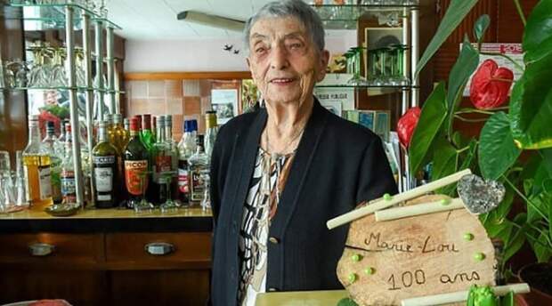 Никаких фруктов и молока: 100-летняя барменша из Франции раскрыла секреты долгой жизни Мари-Луиза Вирт, бар, барменша, в мире, возраст, истории, люди, сто лет