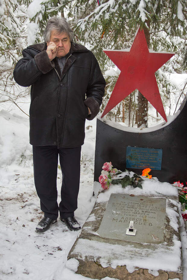 Виктор Алексеевич Маресьев у памятного знака на месте, где деревенскими мальчишками был обнаружен в 1942 году его отец.