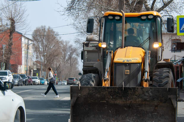 В Москве водитель мини-погрузчика прокатил двух мужчин в ковше и получил штраф