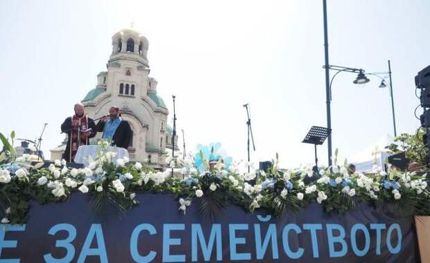 Украинский гей с толпой «единомышленников» осквернил поминальный день в Софии