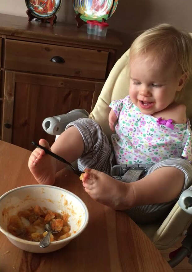 Эта маленькая девочка родилась без рук, но научилась кушать при помощи ног дети, ручки