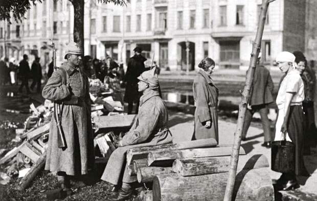 красноармейцы охраняют имущество горожан, сентябрь 1924 г.